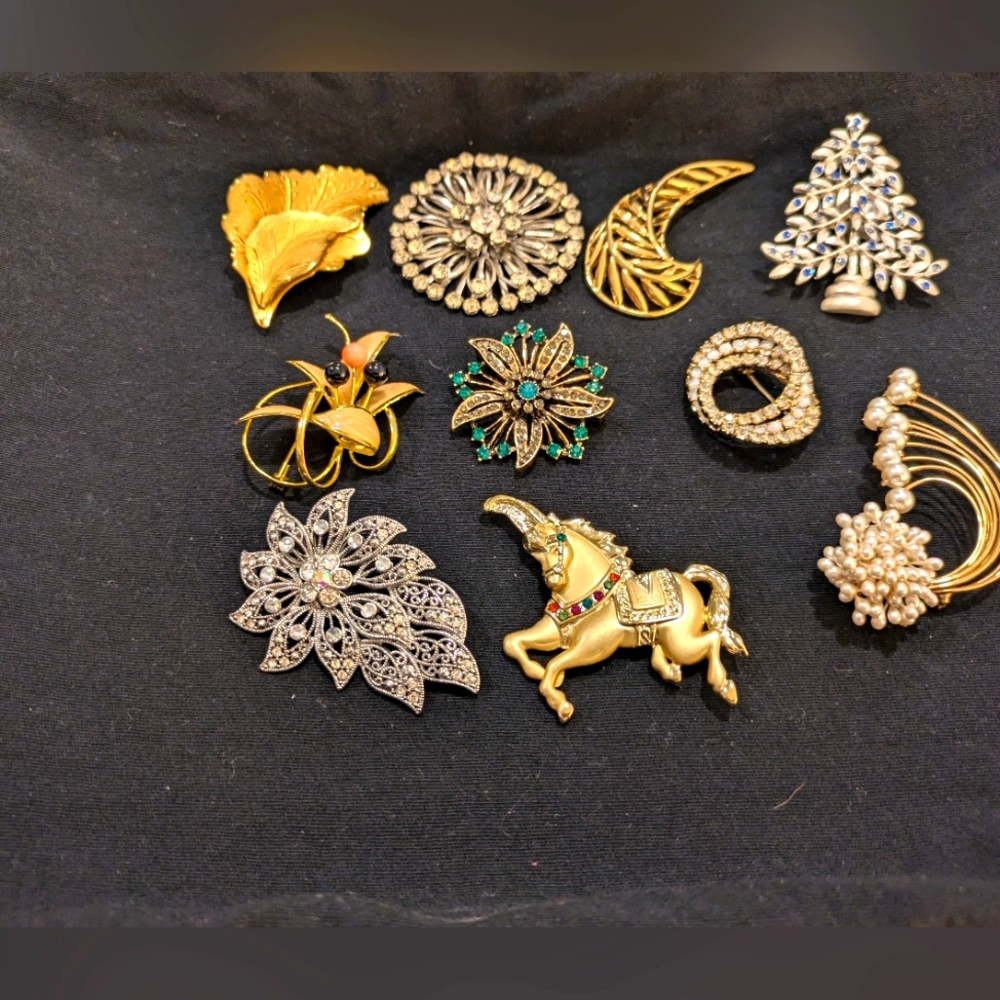 Lot 10 Brooches